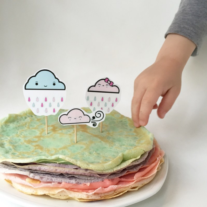 Des crêpes arc-en-ciel et des toppers nuages à imprimer!