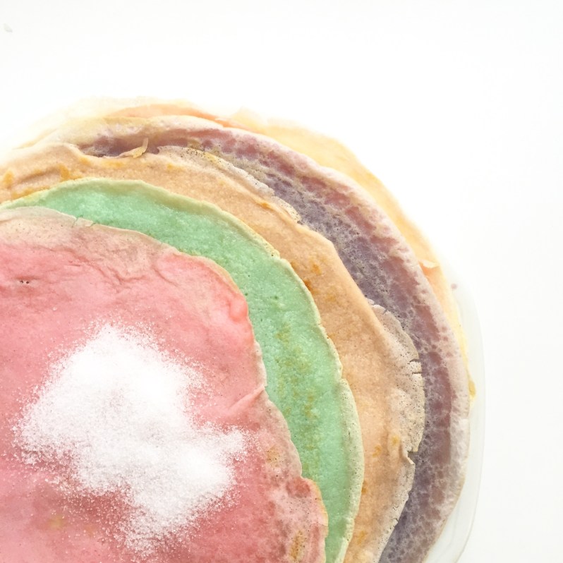 Des crêpes arc-en-ciel et des toppers nuages à imprimer!