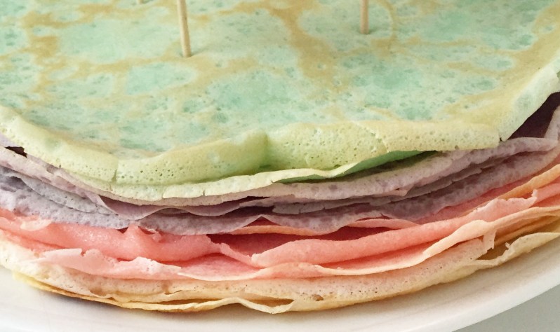Des crêpes arc-en-ciel et des toppers nuages à imprimer!