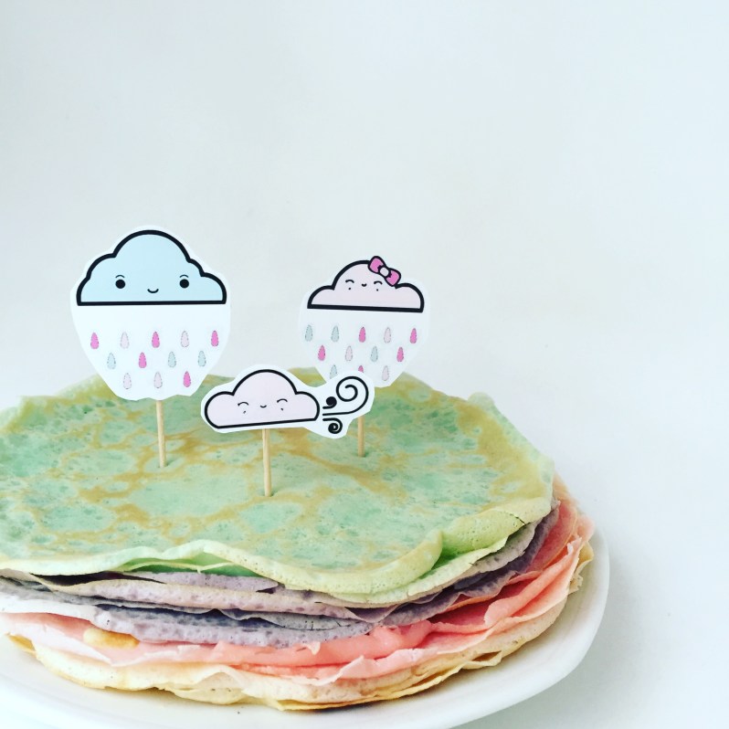 Des crêpes arc-en-ciel et des toppers nuages à imprimer!