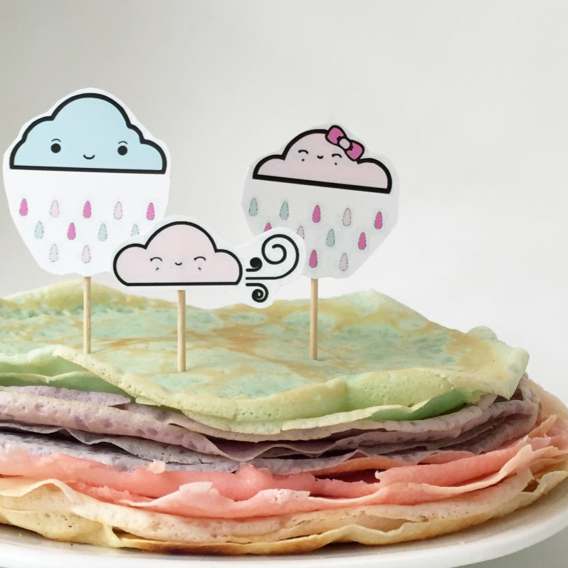 Des crêpes arc-en-ciel et des toppers nuages à imprimer!