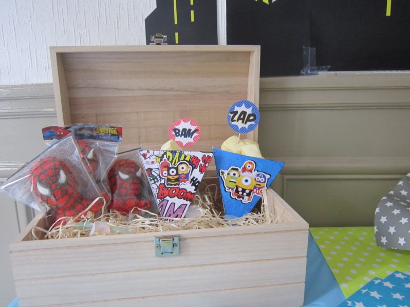 {Party } 4 ans et des supers héros trop minions!