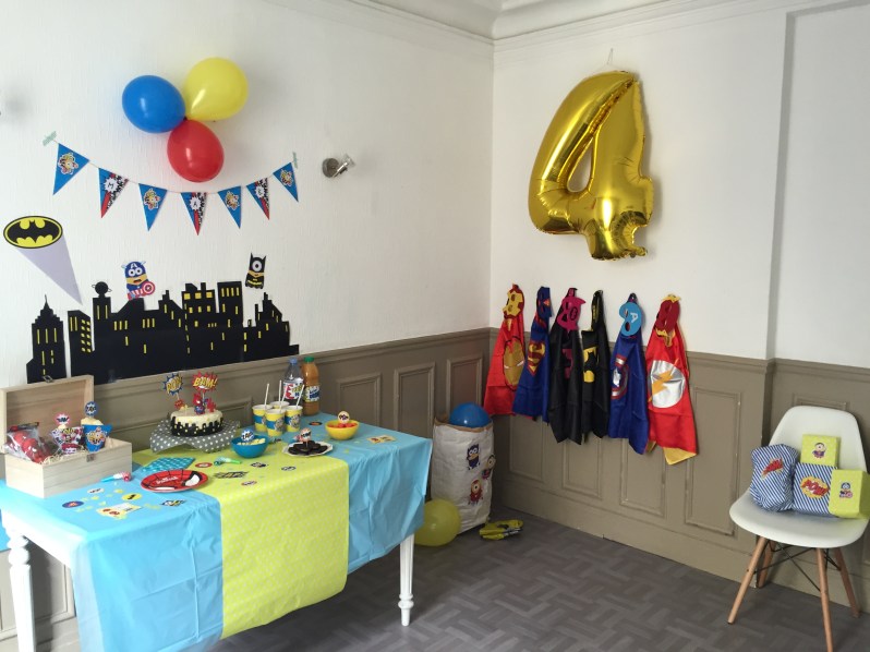 {Party } 4 ans et des supers héros trop minions!