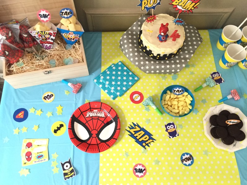 {Party } 4 ans et des supers héros trop minions!