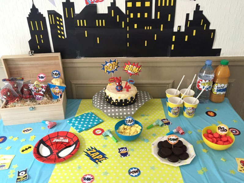 {Party } 4 ans et des supers héros trop minions!