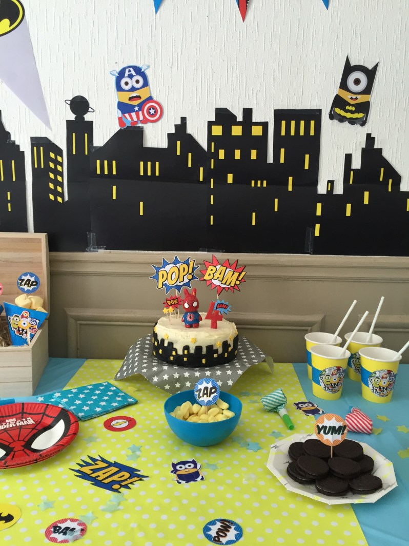 {Party } 4 ans et des supers héros trop minions!